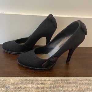 Louis Vuitton gray pumps with bow detail